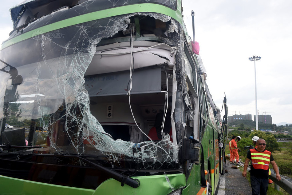 杭徽高速大客车侧翻致6死30余伤