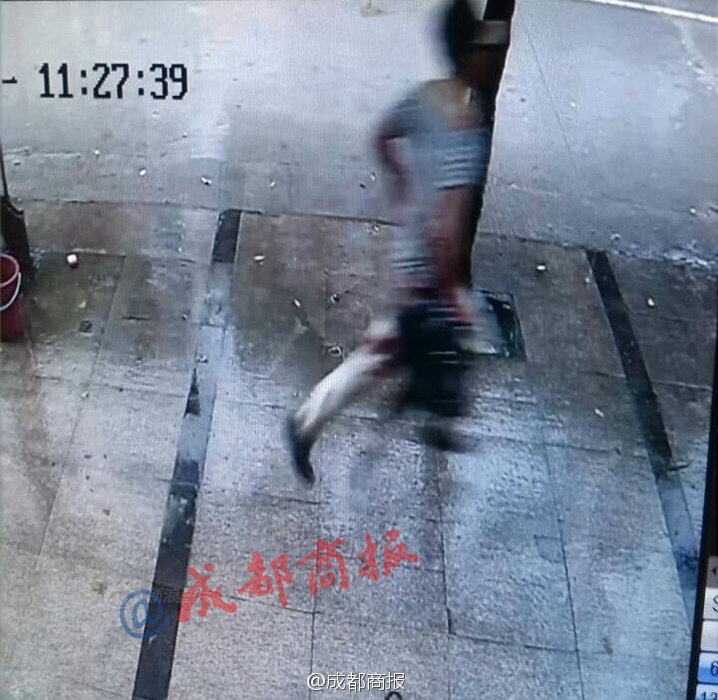 女子当街遭追杀 躲银行被捅死