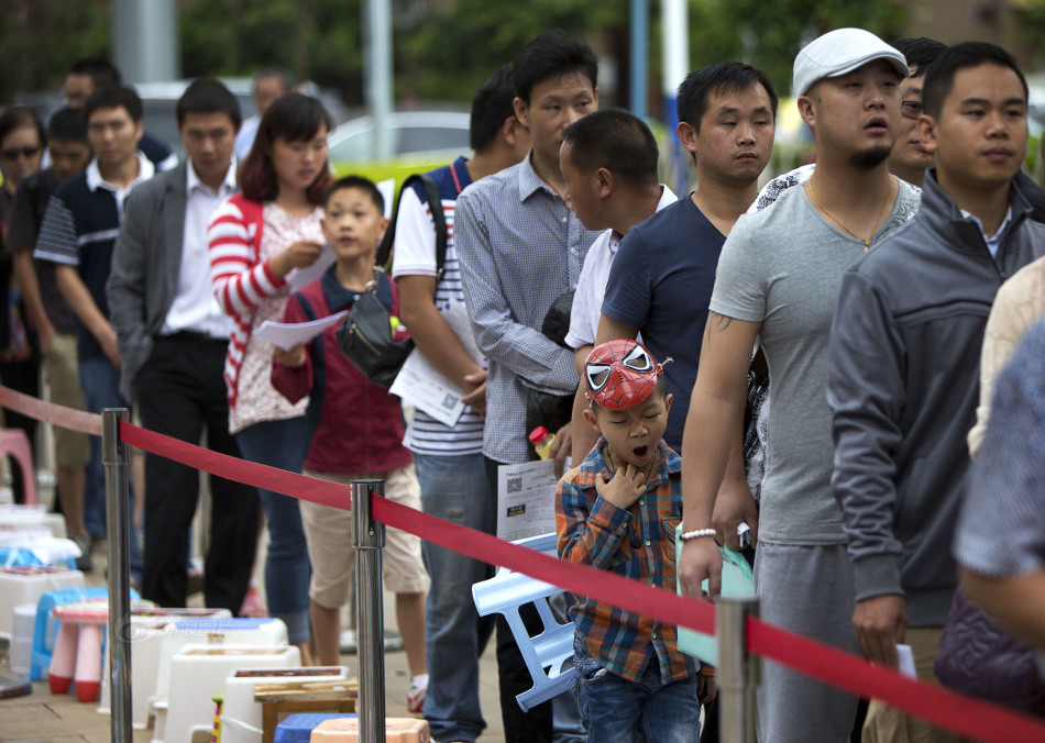 昆明小学报名家长连夜排队