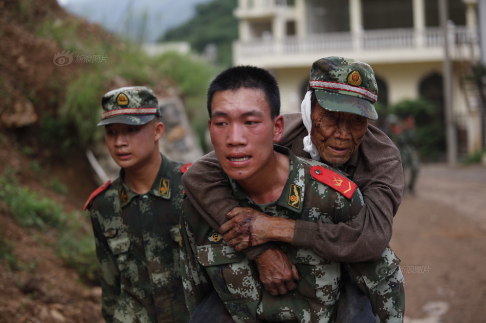 8月3日,武警官兵在云南鲁甸县地震现场救治伤员.