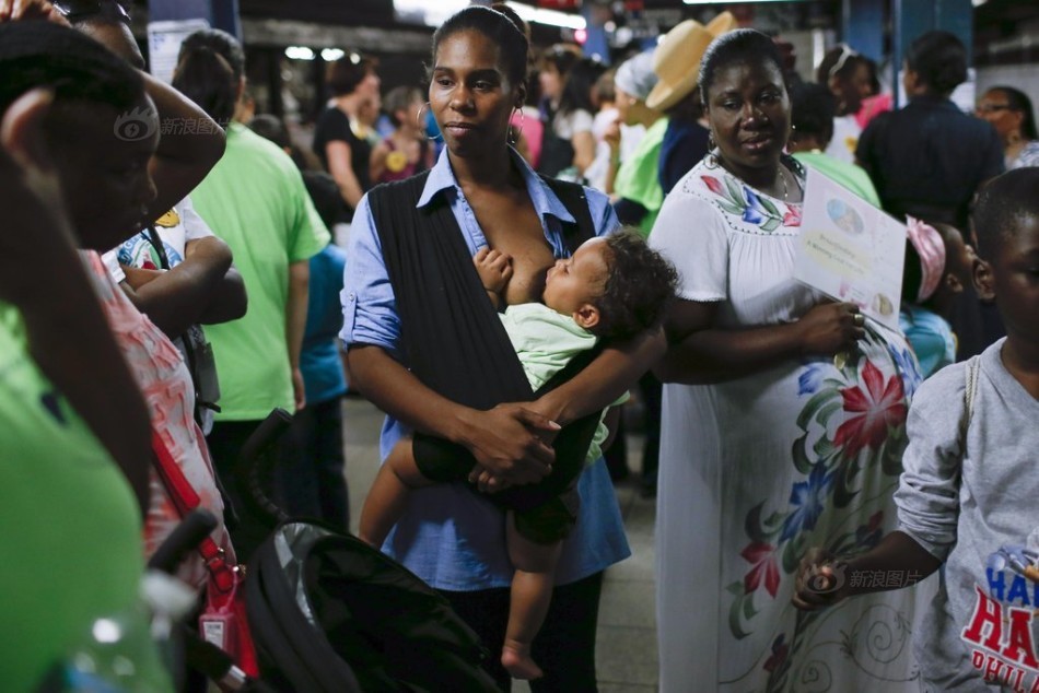 纽约街头"哺乳快闪" 倡导母乳喂养