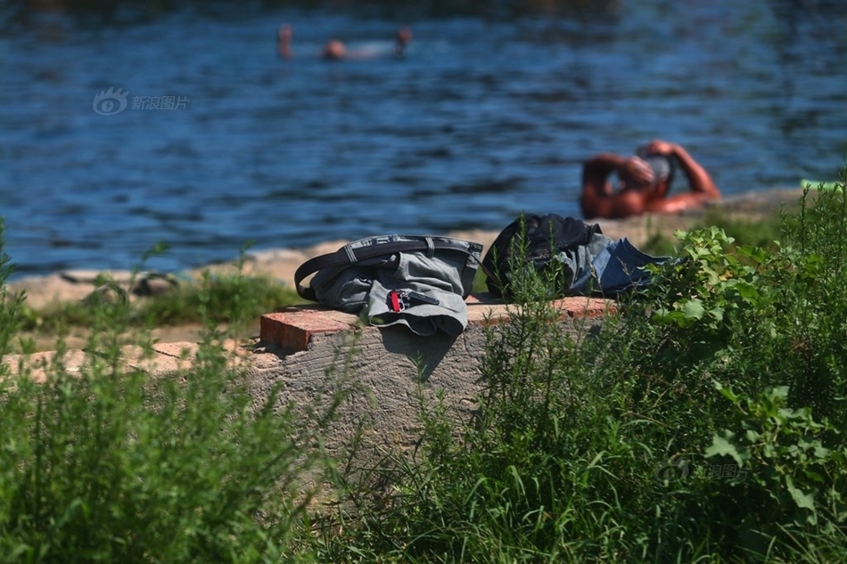北京房山现大批裸泳者 基本为男性