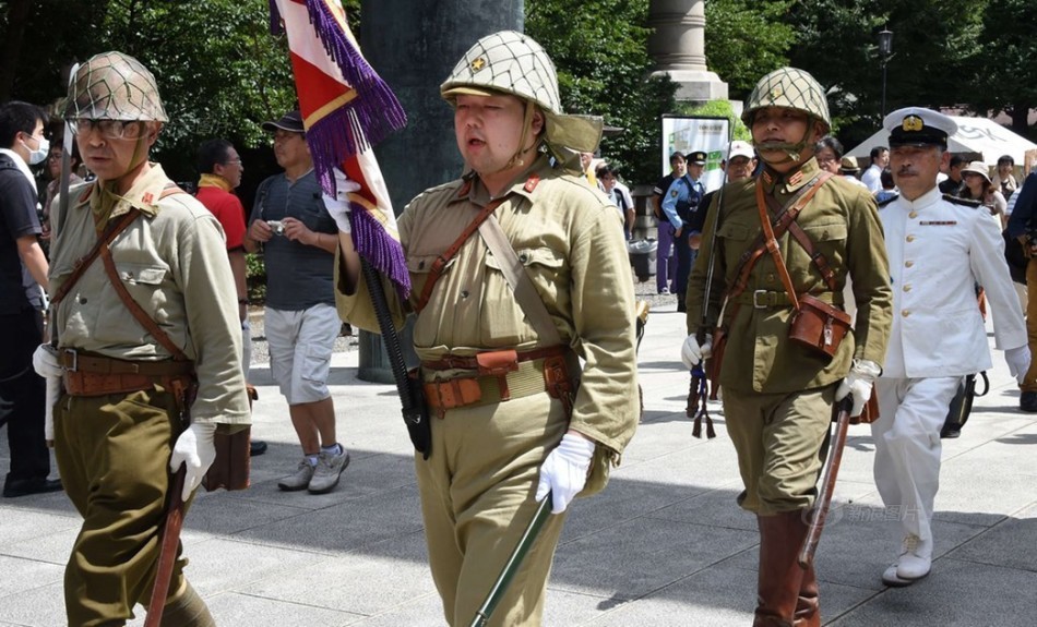 日本人投降日穿军服扛军旗参拜靖国神社