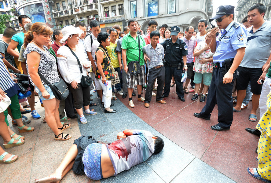 武汉两瓜贩抢摊位引发血案一人被刺身亡