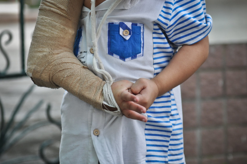 4龄童幼儿园内疑被老师扭断右手