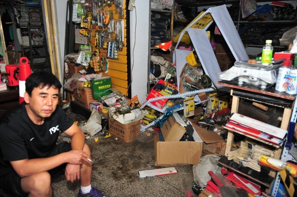 市区体育路一家商店,对经营者进行谩骂,随后动手打人并开始砸店里东西