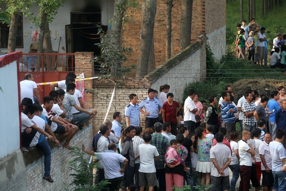 河南开封一家四口被杀 村民围观现场