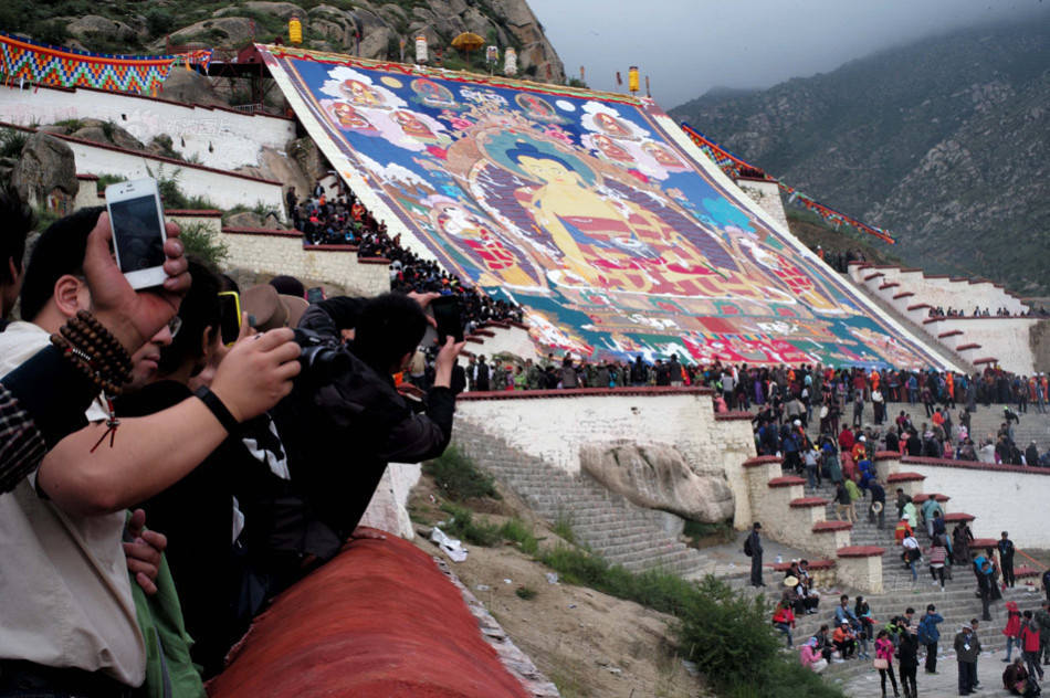 2014年8月25日,位于西藏自治区拉萨西郊的哲蚌寺举行盛大展佛活动