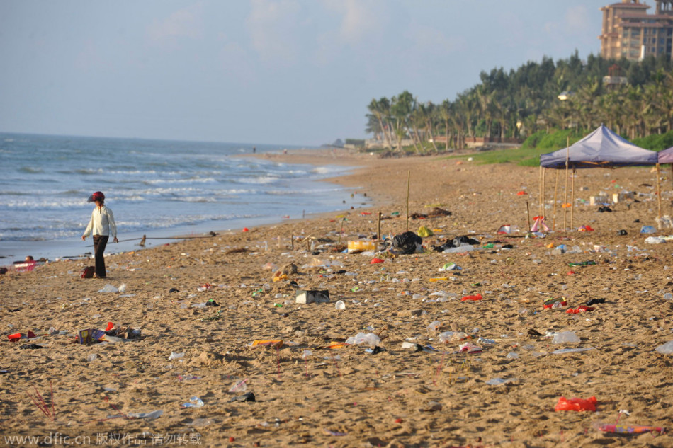 海南琼海:中秋节海滩被垃圾铺满