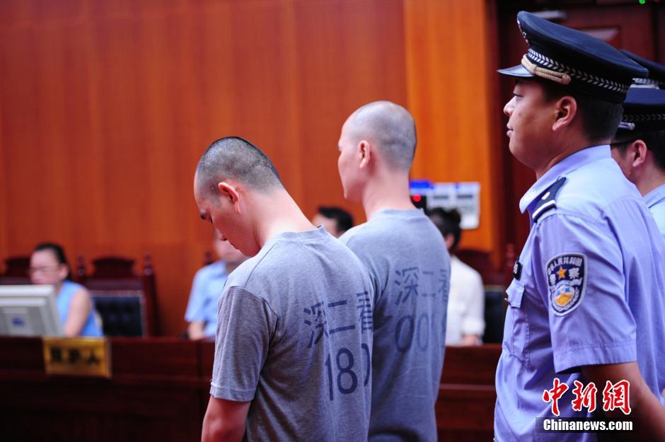 被告林鹄,谢秉佑都是减刑释放人员,两狱友出狱后半年内先后对6名女子