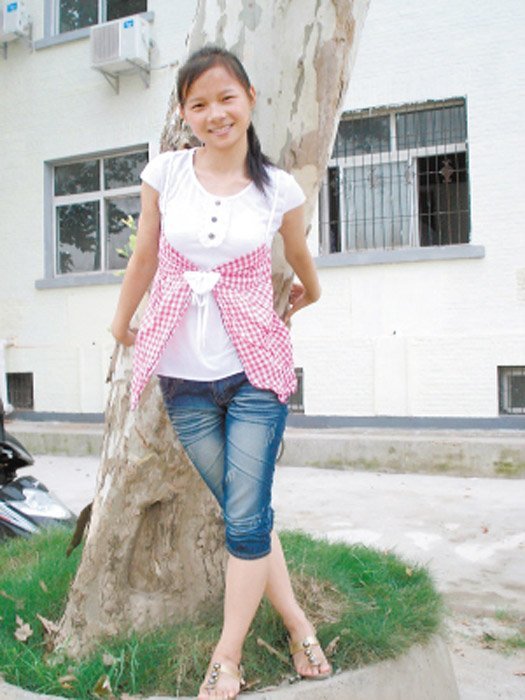 1998年8月,滔天洪水之中,年仅7岁的小江珊紧紧抱着树干求生,坚持了整