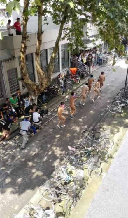 电影剧组南京高校取景6男子手掩私处裸奔
