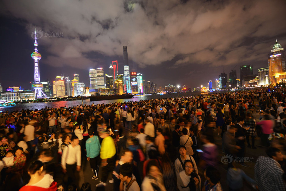 外滩挤爆!武警公安筑人墙维持秩序