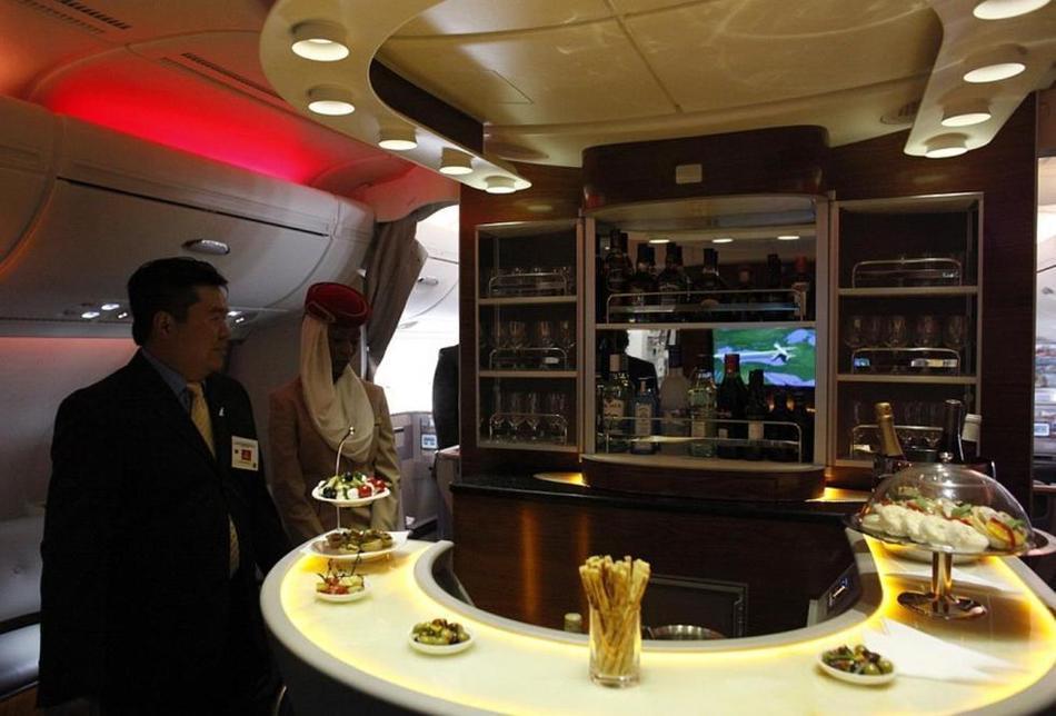 1 / 8 在飞机上的数十个小时是最难熬的部分,然而对于那些愿意花钱