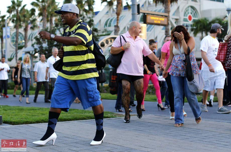 美国男子穿高跟鞋竞走 呼吁关注家庭暴力