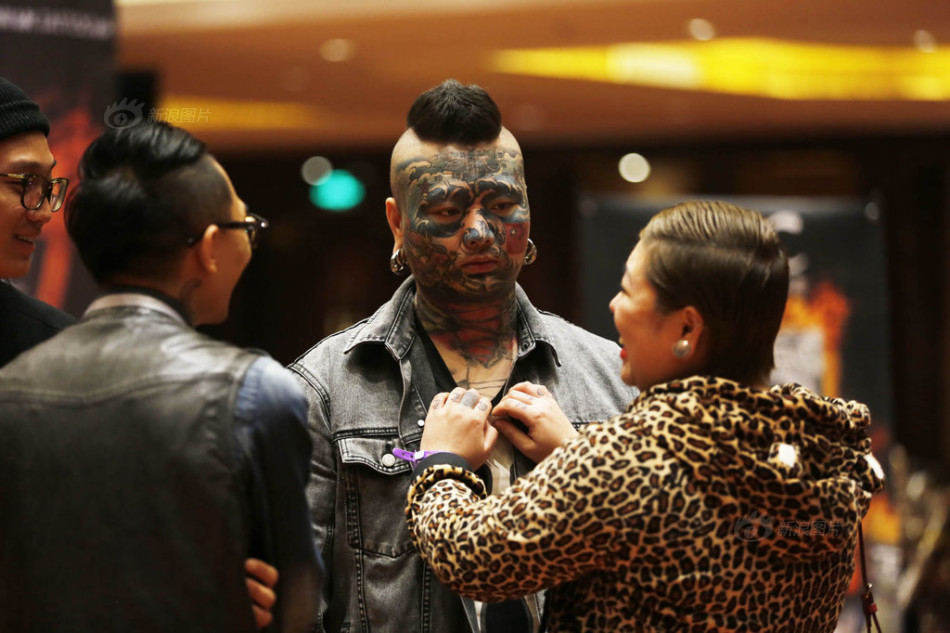 沈阳刺青爱好者裸身展示纹身艺术