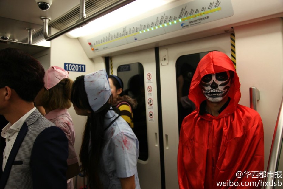 "妖魔鬼怪"现成都地铁引市民围观