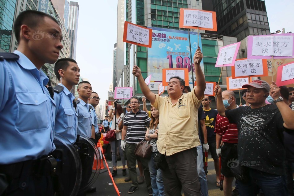 反占中人士集聚旺角力挺警察清理道路