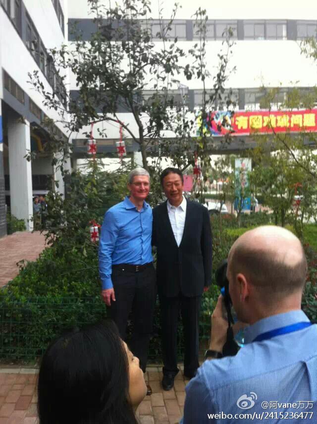 库克在富士康科技集团总裁郭台铭,副总经理林政辉及河南省