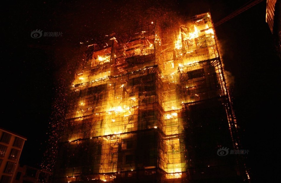 广西灵川一在建18层高楼突发火灾