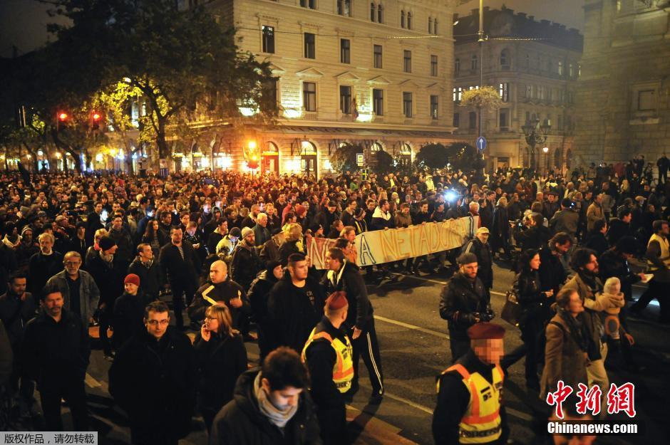 匈牙利数千人举手机抗议