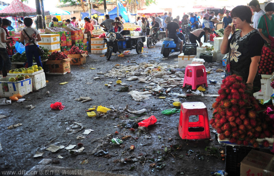 三亚最大水果市场脏乱差 行人垃圾堆上走_高清图集_新浪网
