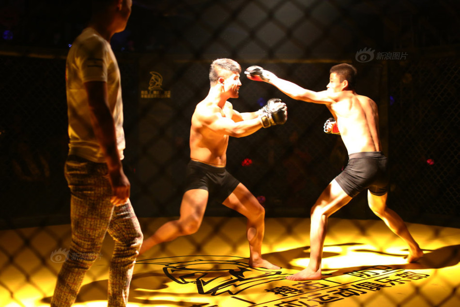 北京俱乐部万圣节上演笼中格斗