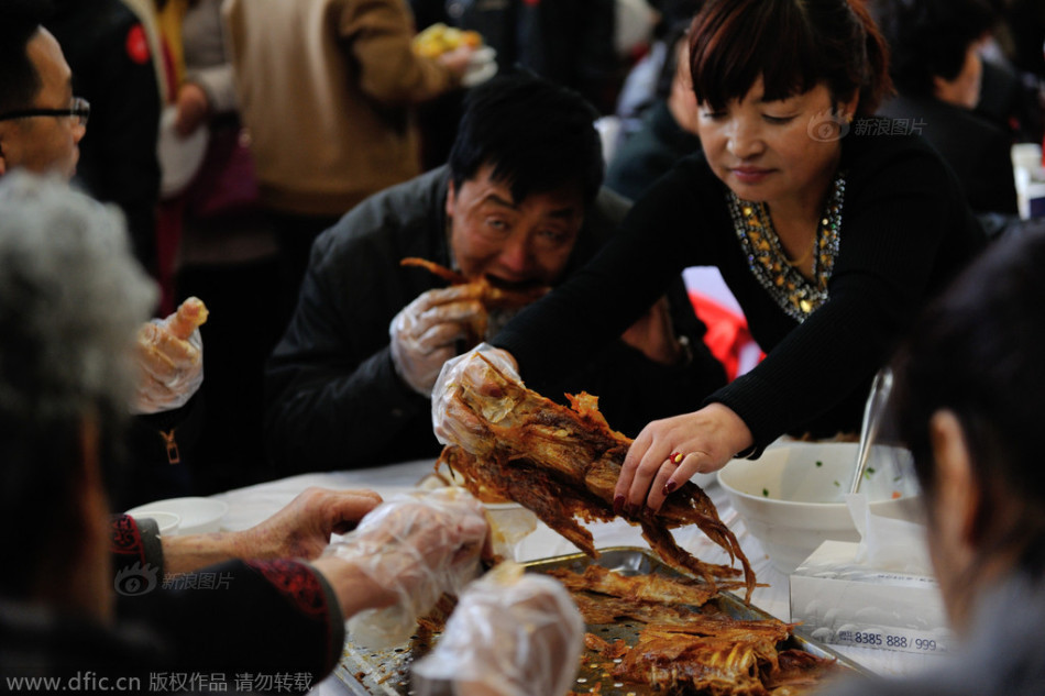 甘肃兰州开发商请购房者吃烤全羊遭疯抢