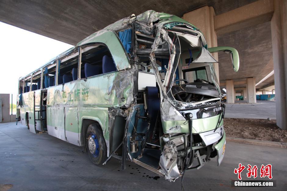 1/ 1111月3日上午,上海东海大桥上一辆旅游大巴发生交通事故,截至目前