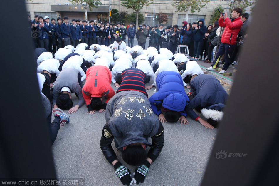 韩国高考开始 后辈跪地磕头祝学长顺利_高清图集_新浪网