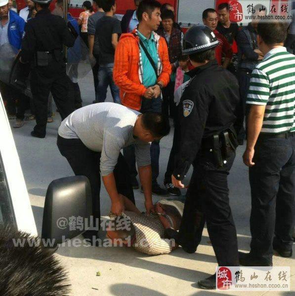 广东鹤山男子持酒瓶刺伤4人 疑之前已杀人