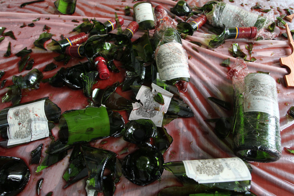 质疑政府拍卖假"拉菲" 酒商砸酒维权