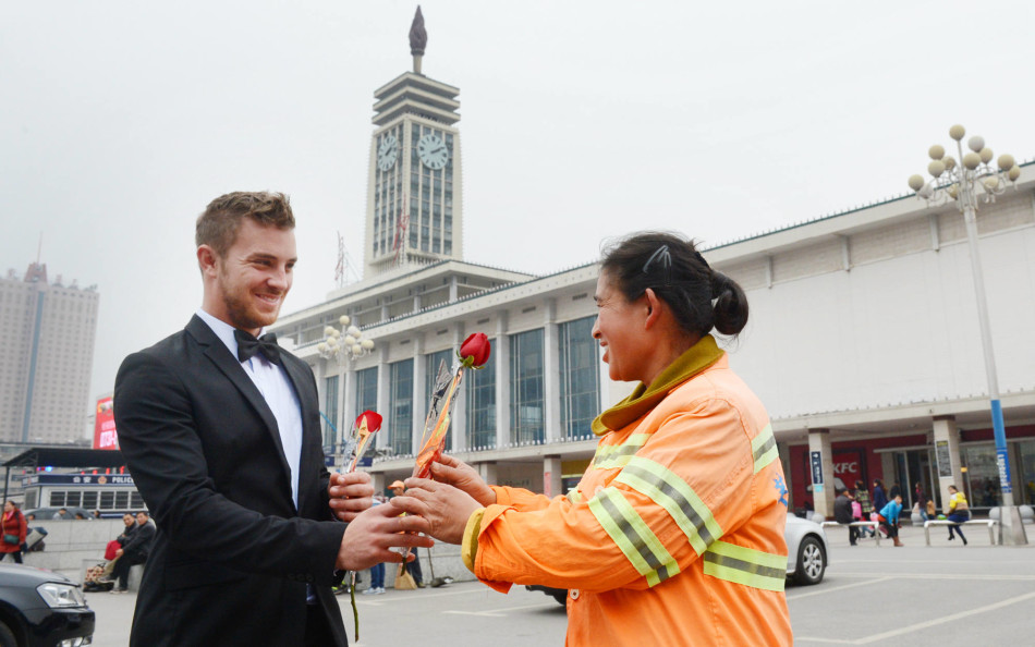 2014年11月27日,长沙,一场名为"全城热恋"——10万支玫瑰全城派送在