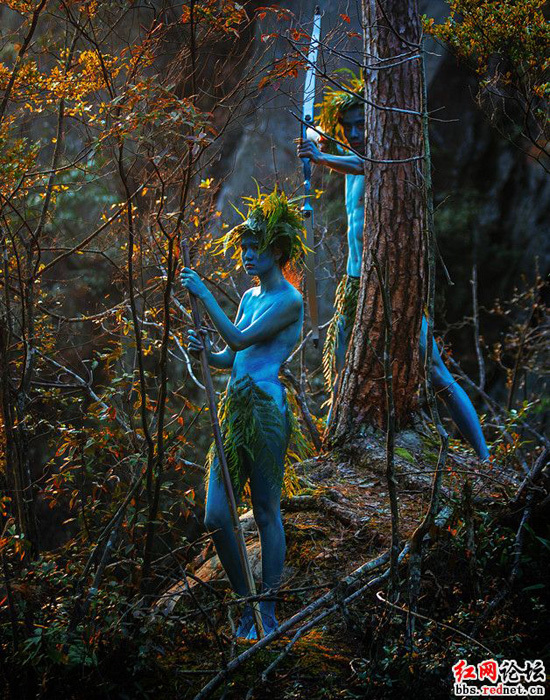 情侣在张家界景区拍"裸体婚纱照"