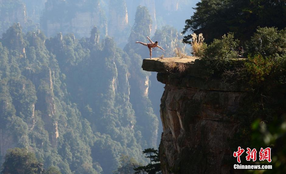 张家界景区现裸体秀 男子悬崖全裸起舞(1/6)