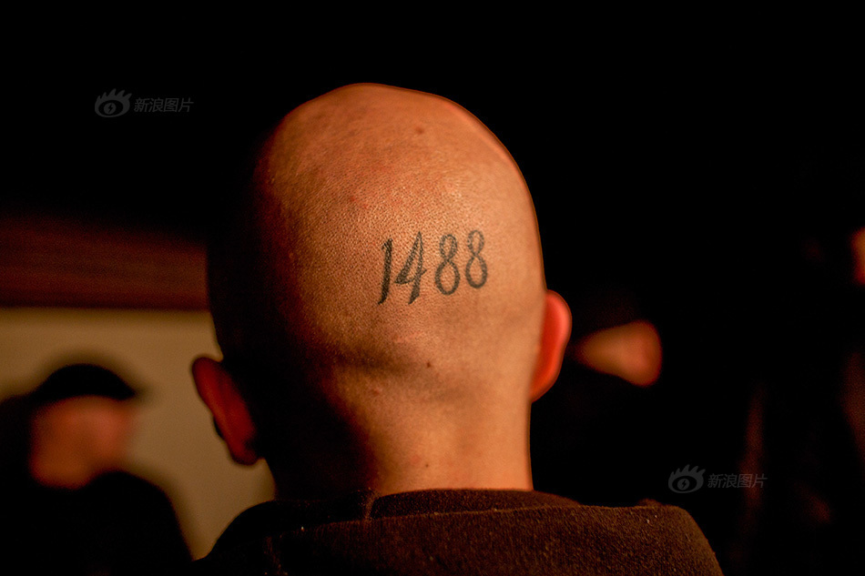 8则代表着字母表里第8个字母——h,hh是heil hitler(希特勒万岁)的