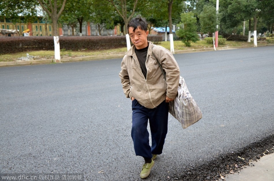 网友跟拍"残疾"乞丐变身全过程
