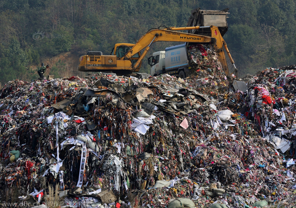 义乌露天垃圾场建在水库旁 村民村外取水