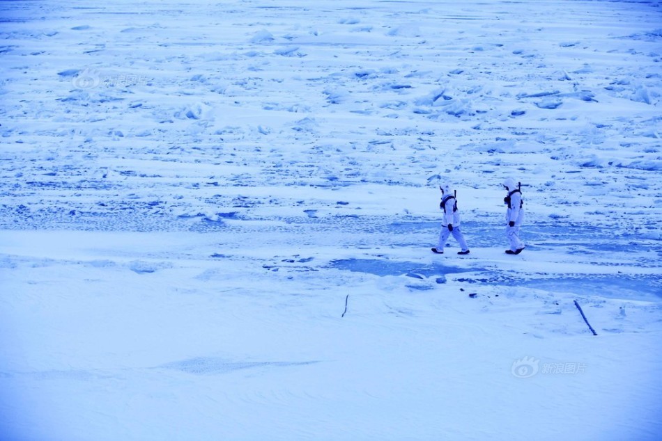 图为哨兵冒着零下32度高寒气温站岗.供图:魏建顺/cfp