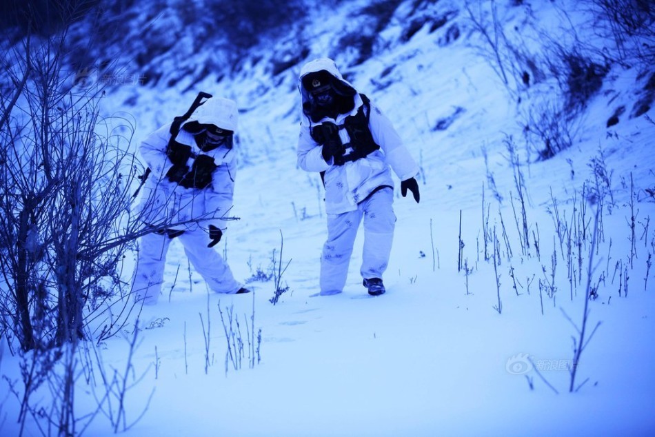 黑河哨兵极寒天气掰手腕取暖