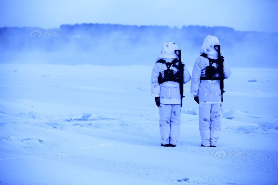 图为哨兵冒着零下32度高寒气温站岗.供图:魏建顺/cfp