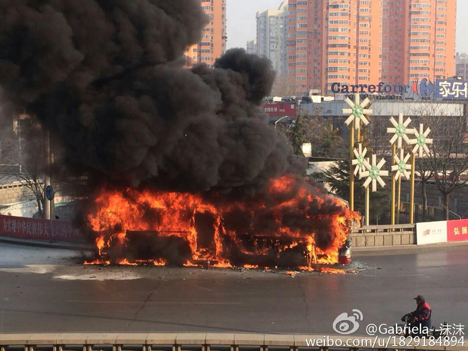 北京丰台方庄一公交车突然起火