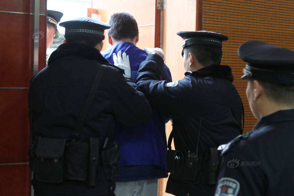 广州一家6口灭门案凶手庭审现场落泪