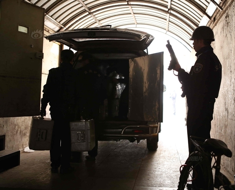 摄影师跟拍运钞车押运员