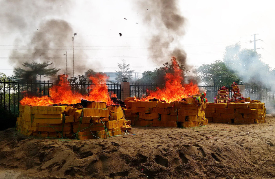 深圳老板拜神烧掉数吨纸 现场乌烟瘴气