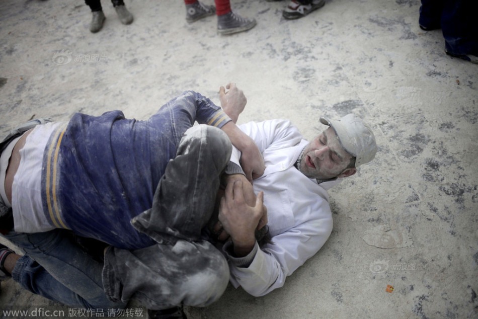 节日中扭打在一起的人.