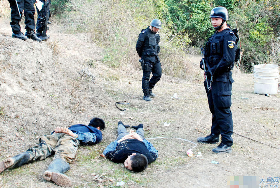 毒贩制毒途中被警方抓获
