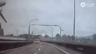 台湾复兴航空客机疑撞桥落水