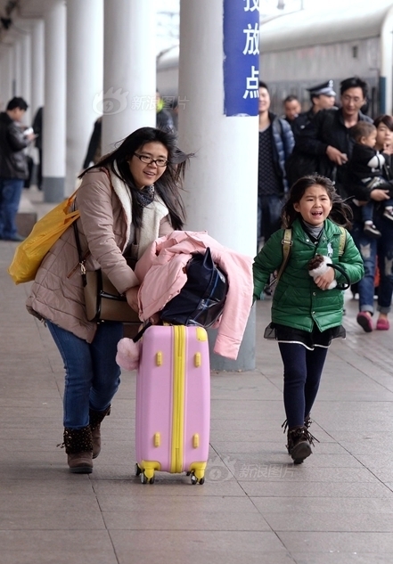 图为在站台上奔跑着赶火车的孩子.