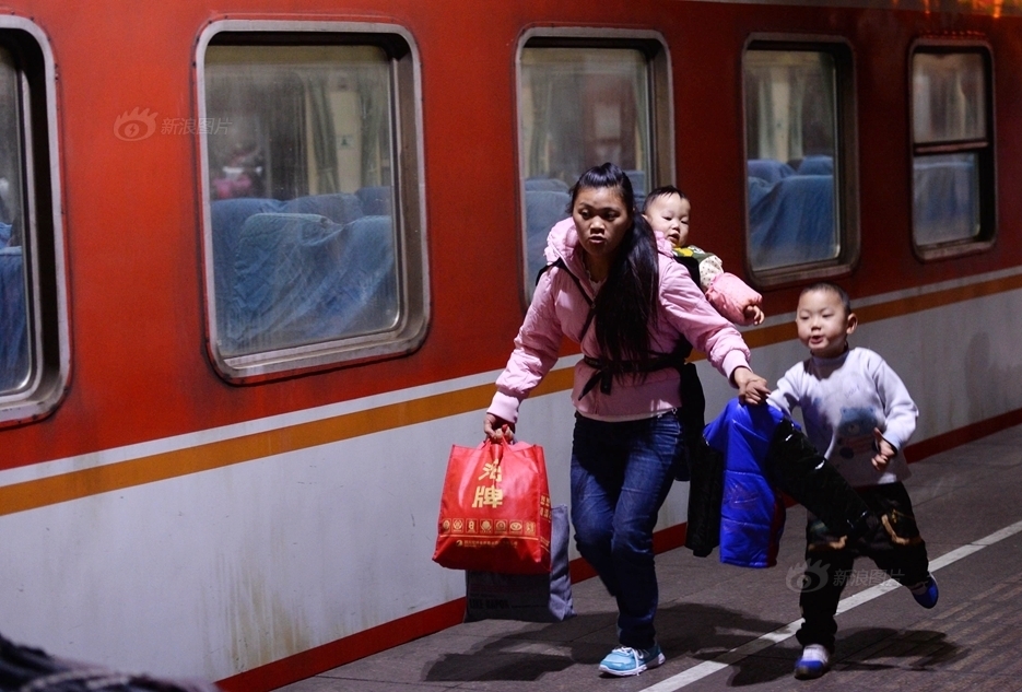 图为在站台上奔跑着赶火车的孩子.